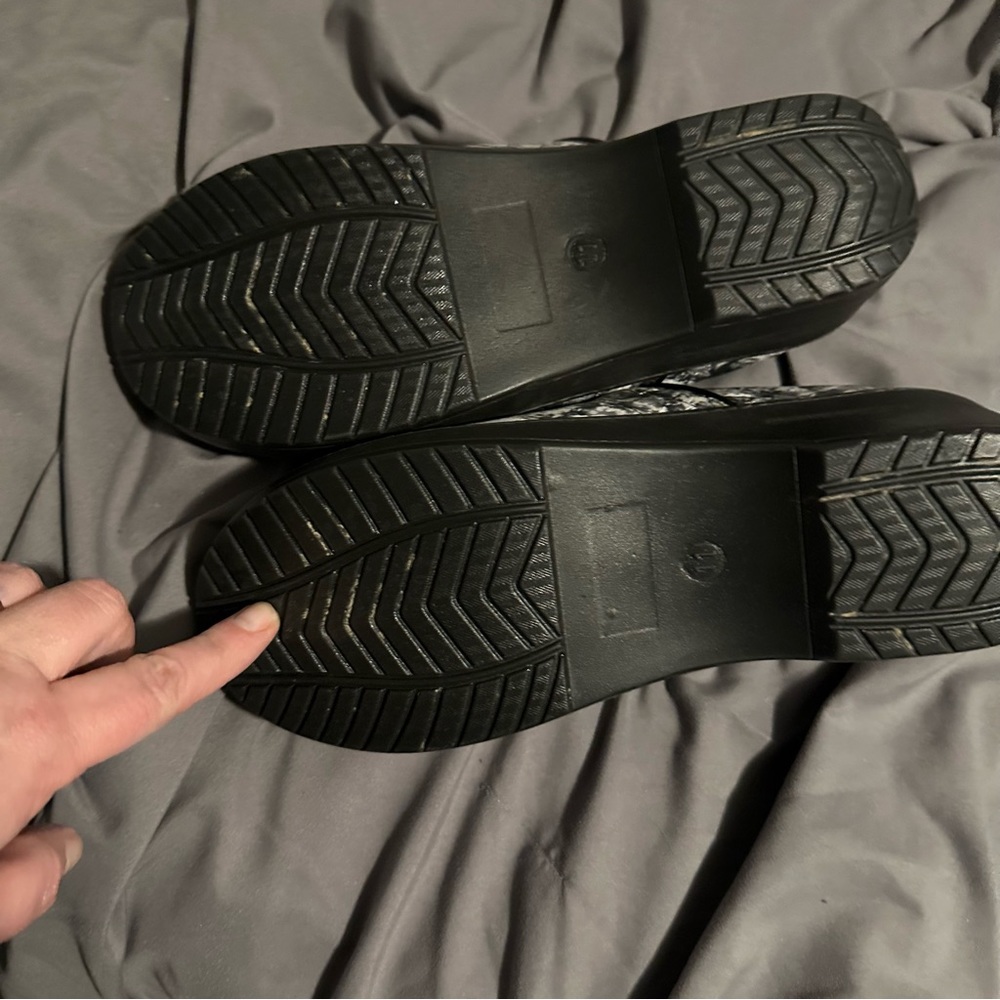 Size 11 nurses shoes